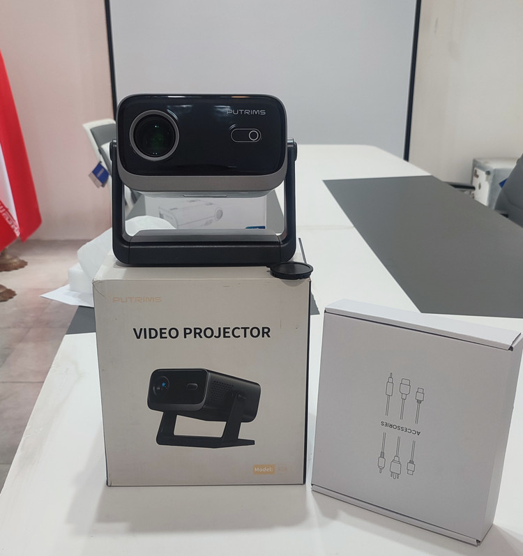 Video projector suitable for gaming and bedroom