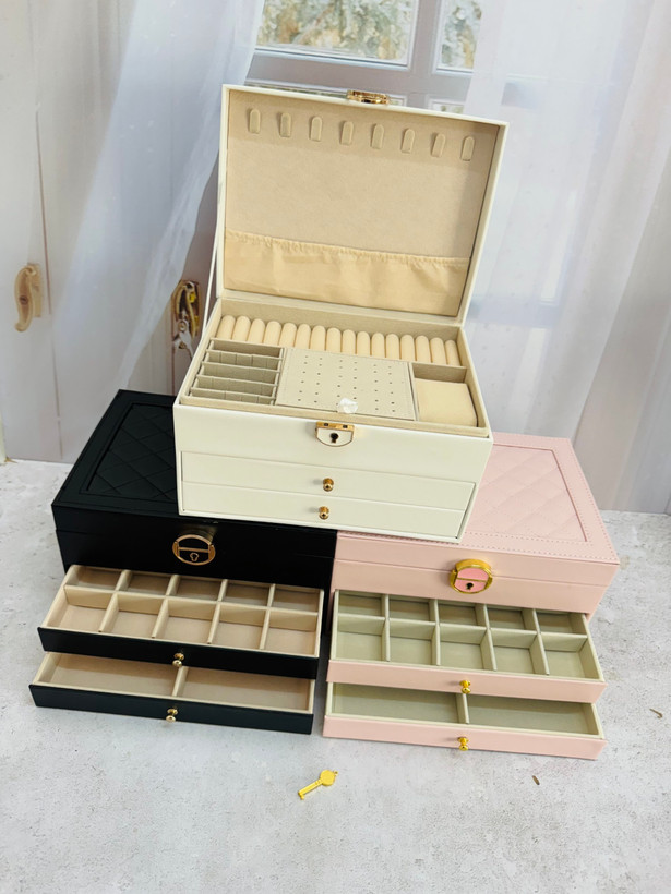 کیف ، جعبه و باکس سه طبقه جواهرات قفل دار ، اقتصادی ترین جعبه سه طبقه در رنگ: مشکی،سبز،عسلی،صورتی،سفید برای گردنبند دستبند انواع گوشواره و ساعت
